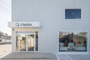 민트 소파가 보이는 모던 카페 파사드